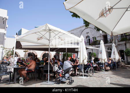 Grand Casemates Square, der Hauptplatz im Zentrum von Gibraltar, am nördlichen Ende der Hauptstraße Stockfoto