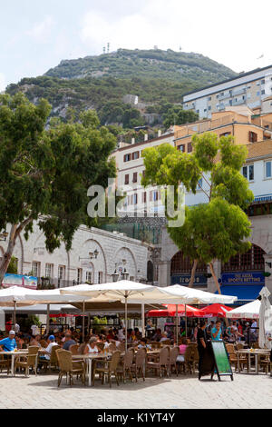 Grand Casemates Square, der Hauptplatz im Zentrum von Gibraltar, am nördlichen Ende der Hauptstraße Stockfoto