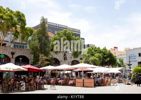 Grand Casemates Square, der Hauptplatz im Zentrum von Gibraltar, am nördlichen Ende der Hauptstraße Stockfoto