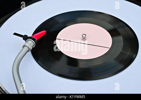 Detailansicht einer Schallplatte Plattenspieler und Tonarm in Aktion. Retro Musik Technologie. Stockfoto