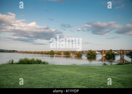 Veterans Memorial Brücke über den Susquehanna River zwischen Wrightsville PA und Kolumbien PA Stockfoto