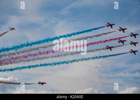 Die RAF Red Arrows Tornado Manöver am 2017 Dunsfold Airshow, UK durchführen am 26. August 2017. Stockfoto