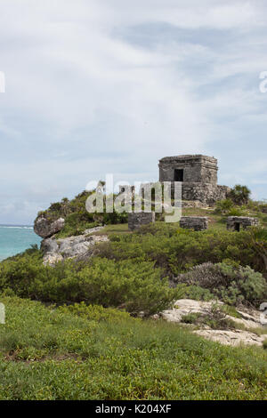 Clifftop Maya Ruinen in Tulum mit Ruinen und blaue Karibik. Stockfoto