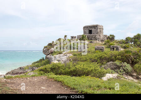 Clifftop Maya Ruinen in Tulum mit Ruinen und blaue Karibik. Stockfoto