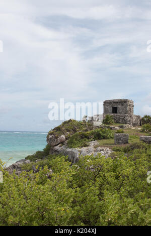 Clifftop Maya Ruinen in Tulum mit Ruinen und blaue Karibik. Stockfoto