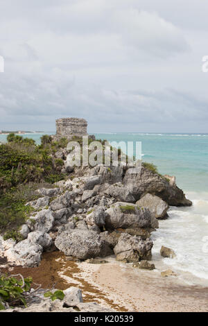 Clifftop Maya Ruinen in Tulum mit Ruinen und blaue Karibik. Stockfoto