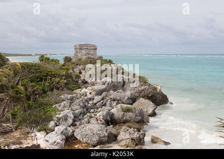 Clifftop Maya Ruinen in Tulum mit Ruinen und blaue Karibik. Stockfoto