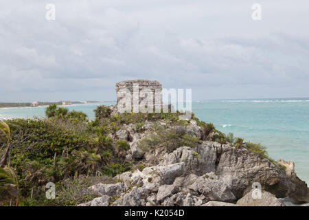 Clifftop Maya Ruinen in Tulum mit Ruinen und blaue Karibik. Stockfoto