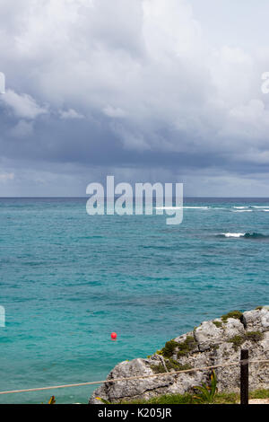 Sturm squall über die Karibik als tropischer Sturm Harvey geht. strahlend blauen Meer, Regen sichtbar unter entfernten Wolke. Stockfoto