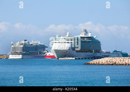 Royal Caribbean Navigator of the Seas und AIDA Cruises Kreuzfahrtschiffe AIDAperla angedockt in Palma de Mallorca Spanien im westlichen Mittelmeer Stockfoto