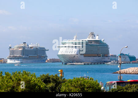 Royal Caribbean Navigator of the Seas und AIDA Cruises Kreuzfahrtschiffe AIDAperla angedockt in Palma de Mallorca Spanien im westlichen Mittelmeer Stockfoto