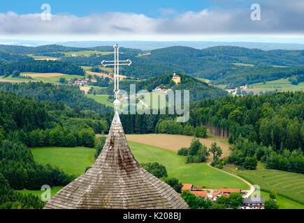 Kirchturm der Burgkapelle und Kirche in Marienstein, Blick von der Burg Falkenstein, Bayerischer Wald, Oberpfalz Stockfoto