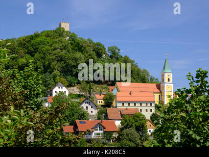 Kirche St. Sebastian und Burg Falkenstein, Falkenstein, Bayerischer Wald, Oberpfalz, Bayern, Deutschland Stockfoto