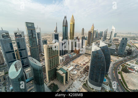 Wolkenkratzer und Straßen, Dubai, Vereinigte Arabische Emirate Stockfoto