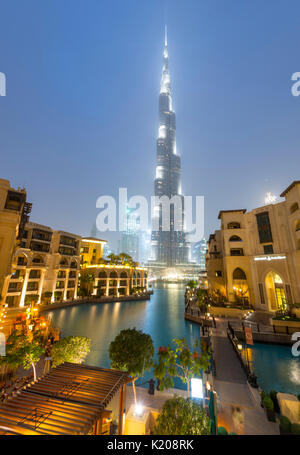 Burj Khalifa, künstlichen See mit beleuchteten Brunnen, Blaue Stunde, Dubai, Emirat Dubai, Vereinigte Arabische Emirate Stockfoto