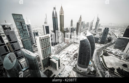 Wolkenkratzer und Straßen, Dubai, Vereinigte Arabische Emirate Stockfoto