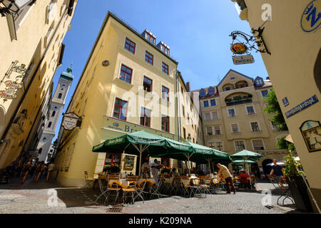 Restaurant Bratwurstherzl, Kirchturm der Heilig-Geist-Kirche, Dreifaltigkeitsplatz, Altstadt, München, Oberbayern, Bayern Stockfoto