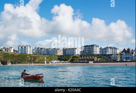 Blick auf Port Erin Strand und die Promenade von der Bucht Stockfoto