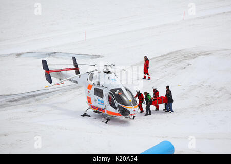 Die Rettung einer verletzten Person mit dem Helikopter, Dachsteingletscher, Bergstation auf dem Dachstein, Schladminger Tauern Stockfoto