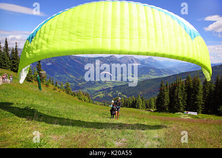 Gleitschirme starten ein Tandemsprung, Planai, Schladming, Steiermark, Österreich Stockfoto