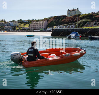 Mann in einem orange Rippe ankommen Hafen in Port Erin auf Stockfoto