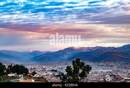 Blick auf die Stadt Cusco, Peru bei Sonnenuntergang. Stockfoto