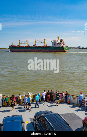 Texas, Galveston - Hafen Bolivar Fähre, nähert sich Galveston Harbor, frachtschiff vor Stockfoto