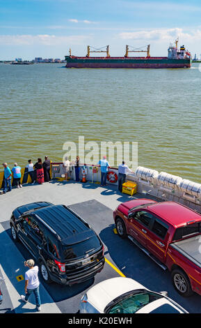 Texas, Galveston - Hafen Bolivar Fähre, nähert sich Galveston Harbor, frachtschiff vor Stockfoto