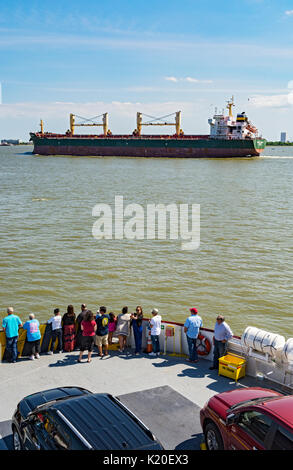 Texas, Galveston - Hafen Bolivar Fähre, nähert sich Galveston Harbor, frachtschiff vor Stockfoto