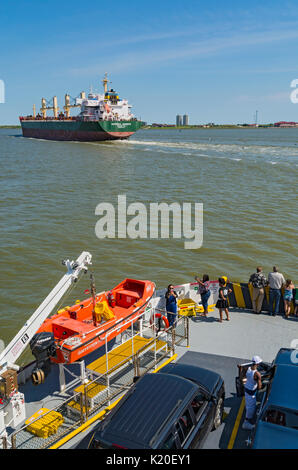 Texas, Galveston - Hafen Bolivar Fähre, nähert sich Galveston Harbor, frachtschiff vor Stockfoto