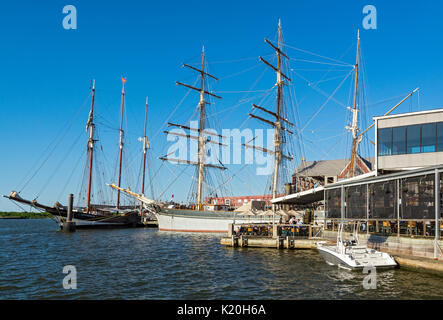 Texas, Galveston, Harbour Side Restaurant, historische Großsegler am Texas Seaport Museum Stockfoto