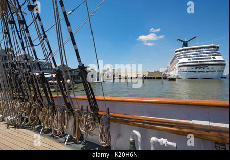 Texas, Galveston, Texas Seaport Museum, 1877 Tall Ship ELISSA, Blick Richtung Kreuzfahrtschiff im Hafen Stockfoto