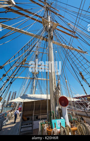 Texas, Galveston, Texas Seaport Museum, 1877 Tall Ship ELISSA, crewmitglied auf dem Deck Stockfoto