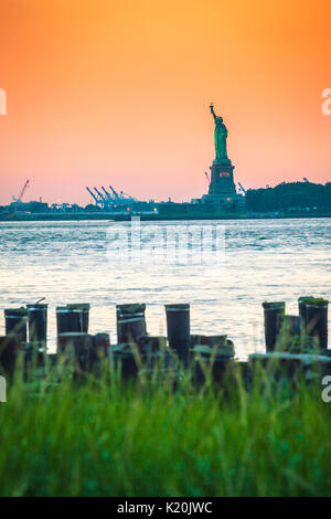 Freiheitsstatue bei Sonnenuntergang, New York City Stockfoto
