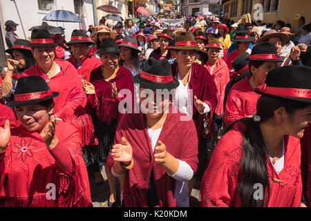 Juni 17, 2017 Pujili, Ecuador: indigene Frauen Tänzer in brigthly farbige Kleidung auf der Straße in Corpus Christi Parade Stockfoto