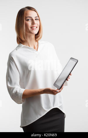 Portrait einer jungen Geschäftsfrau mit einem digitalen Tablet-PC Stockfoto