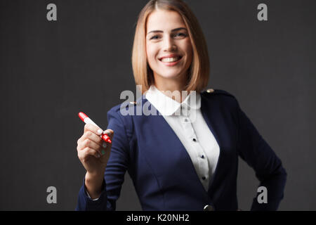 Geschäftsfrau schriftlich etwas mit einem roten Marker Stockfoto