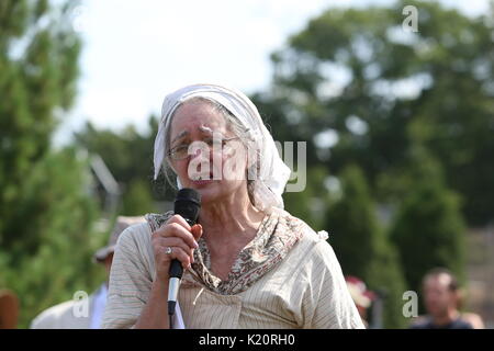 Brooklyn, Vereinigte Staaten. 27 Aug, 2017. Green-Wood Cemetery in Brooklyn inszeniert seine jährliche Schlacht von Brooklyn, Freizeit, mit Kanonen und Musketen Feuer komplett, mit Re-enactors tragen Britische & Kolonialzeit Uniformen auf dem Friedhof rasen. Nach der Schlacht, Truppen den Weg zu Battle Hill, wo eine kurze Zeremonie stattfand, mit Kränzen in Platz zu Ehren des 400 Maryland Infanterie, die rund 70% Verluste angreifenden britischen Positionen auf dem Hügel ausgehalten. Credit: Andy Katz/Pacific Press/Alamy leben Nachrichten Stockfoto