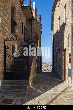 Aliano, Italien - eine sehr kleine Stadt unter den Badlands Hügeln der Region Basilicata isoliert, berühmt für sein Exil und Grab des Schriftstellers Carlo Levi Stockfoto