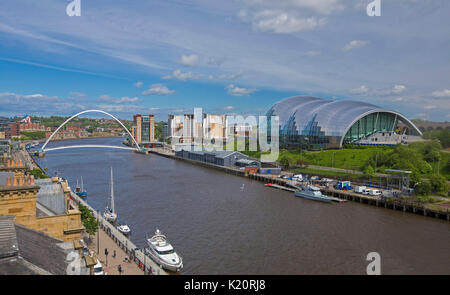 Imposante Gateshead Salbei, ein modernes Gebäude aus Glas, und Millenium Brücke über den Fluss Tyne und unter blauem Himmel in Newcastle-upon-Tyne, England Stockfoto