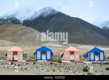 Tented Tourist camps an pangong See in Ladakh, Indien. Ladakh ist die höchste Hochebene im Staat Jammu und Kaschmir, mit viel von über 3.000 Stockfoto