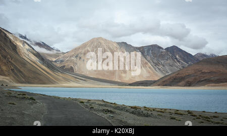 Der pangong See im Winter in Ladakh, Indien. Pangong ist ein endorheic See im Himalaya in einer Höhe von ca. 4.350 m gelegen. Stockfoto