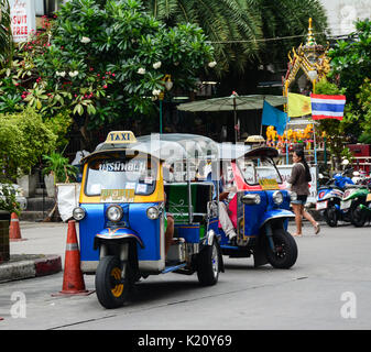 Bangkok, Thailand - 18. Juni 2016. Tuk Tuk (Taxi) auf der Khaosan Road in Bangkok, Thailand. Tuk-tuks oder Sam Lor (dreirädrige) verwendet jeder favo zu sein Stockfoto