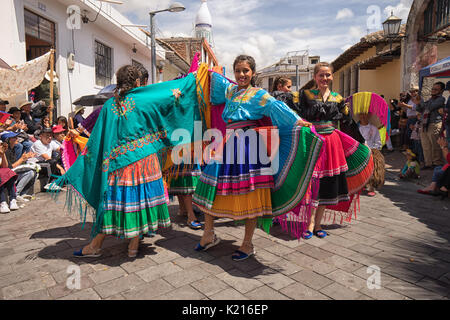 Juni 17, 2017 Pujili, Ecuador: indigene Frauen in brigthly Farbige clothng auf der Straße in Corpus Christi Parade Stockfoto