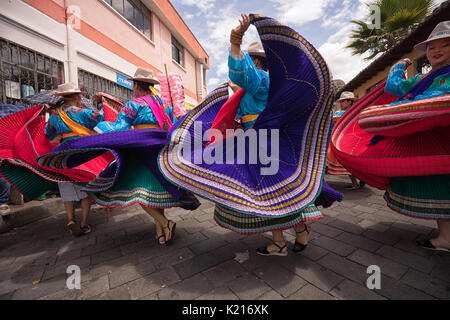 Juni 17, 2017 Pujili, Ecuador: indigene Frauen in brigthly Farbige clothng auf der Straße in Corpus Christi Parade Stockfoto