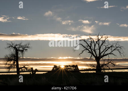 Sonnenlicht durch die verlassenen Hütte Stockfoto