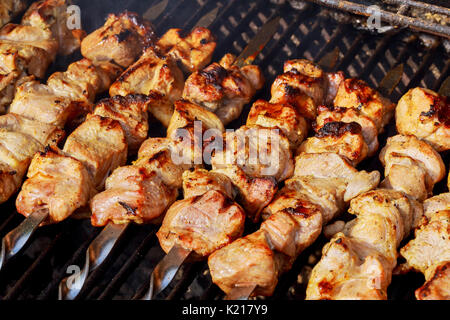 Marinierte Schaschlik vorbereiten auf ein Barbecue-Grill auf Holzkohle. Schaschlik oder Schaschlik in Osteuropa beliebt. Schaschlik aufgespießt Fleisch wurde ursprünglich Stockfoto