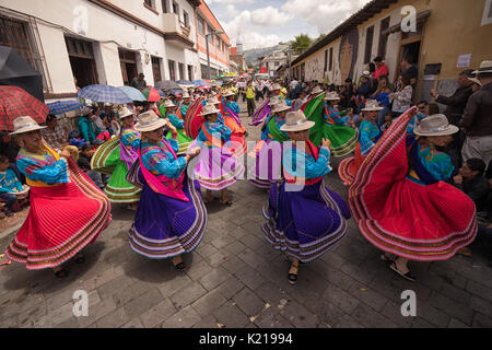 Juni 17, 2017 Pujili, Ecuador: indigene Frauen in brigthly Farbige clothng auf der Straße in Corpus Christi Parade Stockfoto