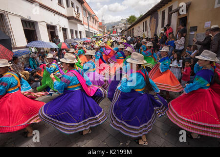 Juni 17, 2017 Pujili, Ecuador: indigene Frauen in brigthly Farbige clothng auf der Straße in Corpus Christi Parade Stockfoto