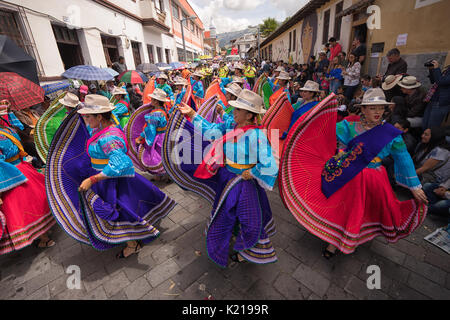 Juni 17, 2017 Pujili, Ecuador: indigene Frauen in brigthly Farbige clothng auf der Straße in Corpus Christi Parade Stockfoto